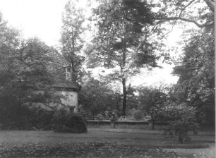 Schloß Hermsdorf bei Dresden (um 1570, Umbau M. 17. Jh. und 1729/1732; G. Bähr; 1758 Aufstockung Ecktürme; Parkanlagen um 1730 und 1764). Bastionsturm und Parkmauer mit Ziervasen. Fotografie von U. Richter, um 1925