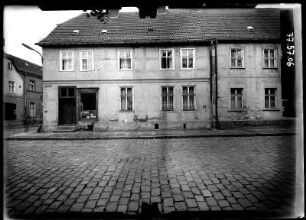 Bernau, Leninstraße (Brauerstraße). Wohnhaus mit Laden. Straßenfront