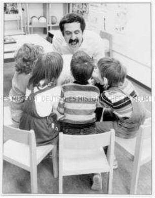 Sprecherzieher mit Kindern in Rückenansicht (Altersgruppe 14-17)