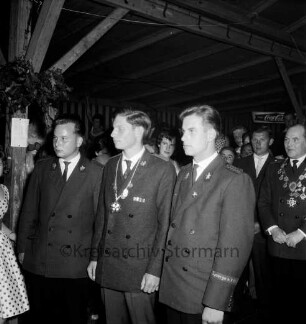 Volks- und Schützenfest: Schützenverein Sprenge und Umgebung e.V.: Festzelt: Jungschützenkönig Liebhard Glanert, Lütjensee, mit seinen beiden Rittern Hans Dahms junior, Sprenge, und Heiner Bieber, Sprenge: rechts Schützenkönig des Vorjahres Hermann Kohnke