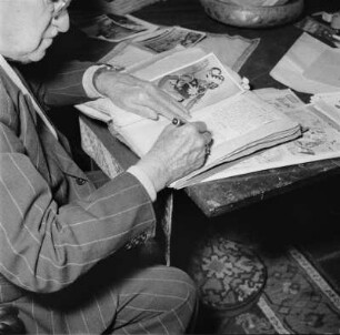Marburg. Der Maler Prof. Ernst Vollbehr (1876-1960) beim Schreiben von Reiseaufzeichnungen