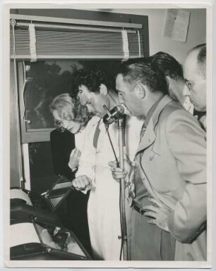 Marlene Dietrich und Orson Welles im KFWB Rundfunkstudio, Meldung von der Kapitulation Japans (Los Angeles, August 1945) (Archivtitel)