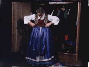 Mitteleuropa, Oberhessen - Anlegen der Mardorfer Festtagstracht