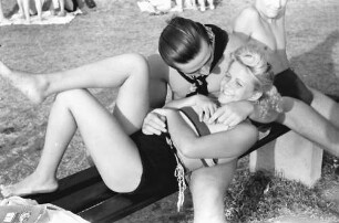 Bragadiru: Strandbad, Pärchen auf der Bank