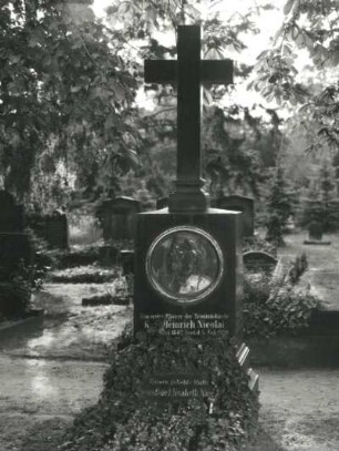 Grabmal für Pfarrer Karl Heinrich Nicolai : Grabmal für Pfarrer Karl Heinrich Nicolai (gest. 1896). Gabro, Zinkgußmedaillon (?). Dresden-Johannstadt, Trinitatisfriedhof