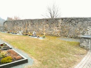 Ansicht von Norden über Bergseite (mit erweitertem Friedhof 20 Jh)-Kirchhofmauer im Verlauf nach Osten (Wehrgang mit Steinbrüstung im 18 Jh abgetragen)