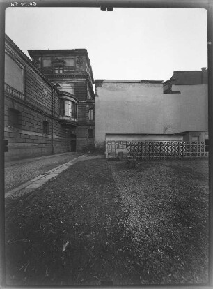 Dresden-Altstadt, Brühlsche Terrasse 1. Kunstakademie, Sitz der Hochschule für Bildende Künste (1885-1894; K. Lipsius). Seitenansicht (Teilansicht) von Westen