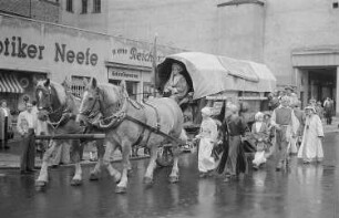 Ein Planwagen der Landesbrauerei Leipzig und orientalisch gekleidete Personen, die "Karawane der Jungen Pioniere", in der Grimmaischen Straße bei einem Umzug während der Festtage des Handwerks