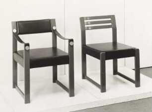 Stühle aus Holzkürzungen