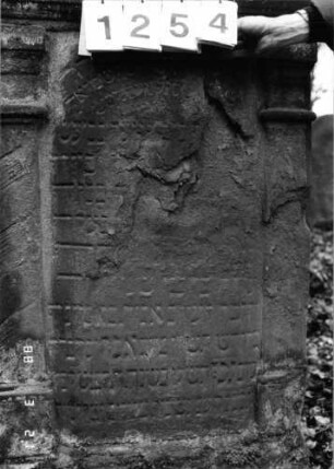Grabstein 1254 (Index: 99903174) Material: Sandstein Zustand: teilweise stark verwittert Maße HxBxT: 154x75x8 cm: Grabstein 1254 (Detailaufnahme 2)