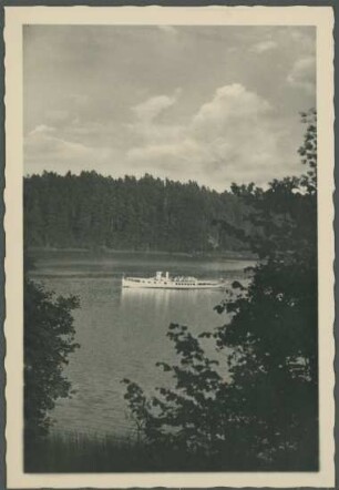 Fotografie eines Gewässers mit Schiff