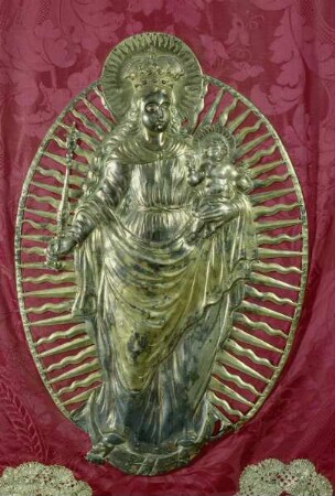 Prozessionsfahne mit Silberreliefs der Madonna und Johannes des Täufers — Mondsichelmadonna