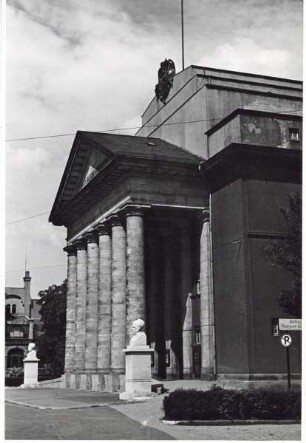 Landestheater während der Wagnerwoche. Detmold. Theaterplatz
