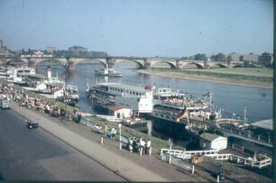 Dresden-Altstadt, Terrassenufer. Anlegestellen der Weißen Flotte mit Fahrgastschiffen