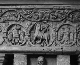 Szenen der Grablege Christi, umrahmt mit reichem vegetabilen Ornament — Lamm Gottes