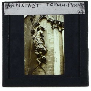 Arnstadt, Liebfrauenkirche : Frauenfigur (Fürstin?) links des Portals