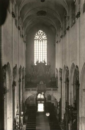 Prag (Praha). Klosterkirche St. Maria vor dem Teyn. Blick vom Hochaltar in das Mittelschiff nach Westen gegen Orgel (1670/1673)