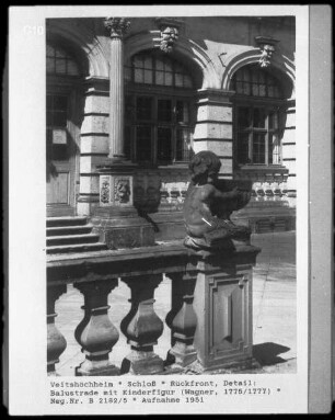 Putto auf dem Geländer der Schloßterrasse