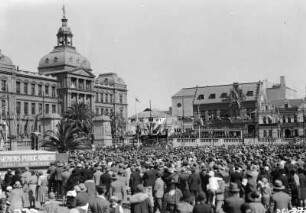 Einzug des Gouverneurs : Menschenmenge beim Einzug des Gouverneurs vor dem Parlament (Ou Raadzaal) auf dem Church Square