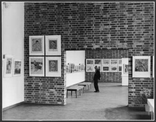 Wilhelm Rudolph : Portrait des Künstlers Wilhelm Rudolph in seiner Ausstellung in der Hochschule an der Brühlschen Terasse