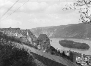 Blick auf Burg Stahleck und Bacharach von Süden, im Hintergrund Heyles'en Werth/Bacharacher Werth