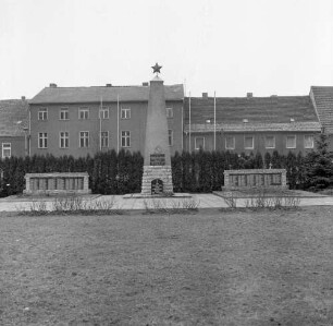 Altlandsberg, Am Markt. Sowjetischer Ehrenfriedhof. Obelisk mit Gedenktafel. Vorderseite