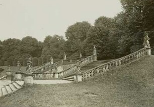Heidenau-Großsedlitz. Barockgarten Großsedlitz (1719/1727). "Stille Musik" (Entwurf wohl M. D. Pöppelmann). Blick vom Unteren Orangerieparterre