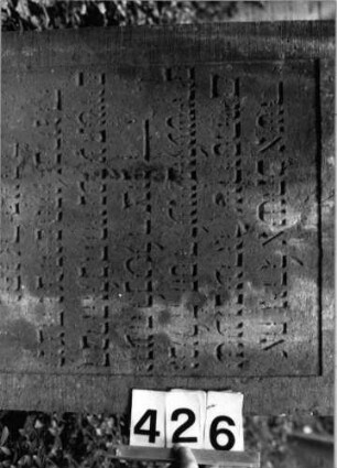 Grabstein 426 (Index: 99803690) Material: Sandstein Zustand: leicht verwittert Maße HxBxT: 120x61x13 cm Beschreibung: Stele mit Karniesbogen und profiliert. Rand, Giebelfeld: Grabstein 426 (Detailaufnahme)