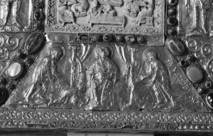 Theophanu-Evangeliar — Thronende Madonna zwischen der heiligen Walburga und Pinnosa, zu ihren Füßen die Äbtissin Theophanu das Evangeliar darbringend