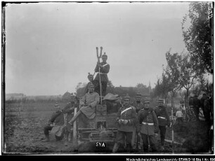 Feld-Artillerie-Regiment Nr. 46 im Manöver (1912 ?) (älterer Positivabzug vorhanden) Enthält: Platte 54 A; Soldaten auf Beobachtungswagen am Straßenrand