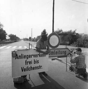 Umleitung des Verkehrs auf der nördlichen Fahrbahn der Durlacher Allee wegen Umbauarbeiten.