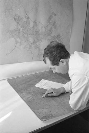Führung des Bohrregisters bei der Abteilung Stadtentwässerung des städtischen Tiefbauamtes.