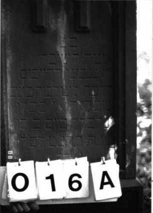 Grabstein 16 (Index: 100101164) Material: Sandstein mit schwarzer Granitplatte unten Zustand: gut Maße HxBxT: 154x51x22 cm Beschreibung: Stele, getreppter Sockel, getreppter Abschluß mit Kugelaufsatz, Schriftfeld mit Maßwerk Symbolik: Maßwerk: Grabstein 16A