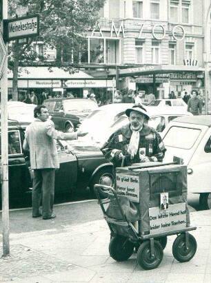 Berlin Kurfürstendamm Ecke Meinekestraße, Straßenmusikant