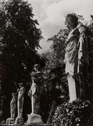 Skulpturenreihe in Lady Mendl's Garten, Villa Trianon, Versailles
