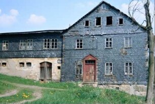 alter, sehr verfallener Hof im Ortsteil Meernach