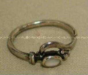 Ring mit weißem Stein