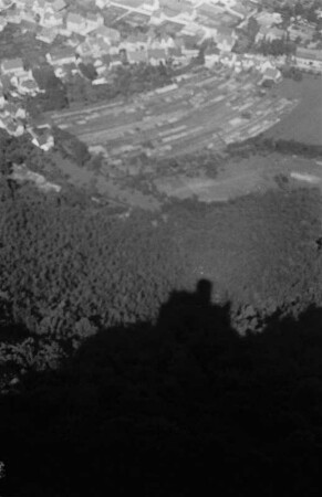 Schatten des Schlosses : Schatten von Schloss Lichtenstein. Im Hintergund eine Stadt.