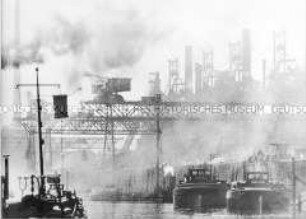 Fabrikschornsteine einer Industrieanlage verursachen "Sauren Regen"