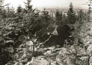 Erzgebirge. "Harter Stein" südlich von Ammelsdorf (Kreis Dippoldiswalde). Teplitzer Quarzporphyr, Säulen bis Durchmesser 80 cm, Höhe ca. 700 m. Blick nach Norden gegen Ammelsdorf