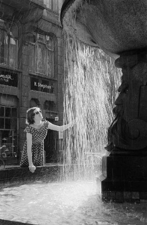 Renate Rössing am Lipsia-Brunnen