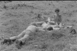 Čičmany. Akt-Pleinair 1980. Günter Rössler fotografiert drei junge Frauen