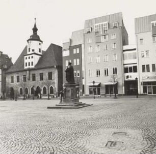 Rathaus : Ansicht mit Hanfried-Denkmal, Rathaus und Marktpassage