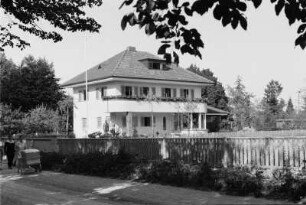 Wohnhaus : Privataufnahmen. Straßenansicht eines Wohnhauses (um 1935), vermutlich in Bad Wörishofen