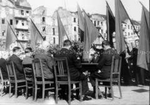 Treffen vor Beginn der Maifeier im Berliner Lustgarten