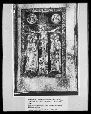 Evangeliar? — Bildseite mit Christus am Kreuz zwischen Maria und Johannes