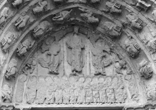 Südportal — Christus zwischen zwei Engeln, darunter die 12 Apostel (?)