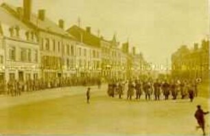 Deutsche Militärkapelle auf dem Platz einer französischen Kleinstadt