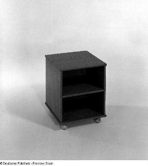 Schränkchen (Nachtschrank?) (Modell 1567)
