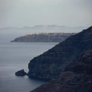 Thera = Santorini. Sonnenaufgangsblick von Firá auf Ia und Ios